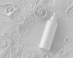 ein spotten oben von realistisch Weiß leer kosmetisch Tube und sprühen Flasche isoliert auf Weiß Hintergrund, 3d Rendern , 3d Illustration foto