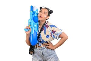 porträt süße frau beim songkran festival mit wasserpistole foto