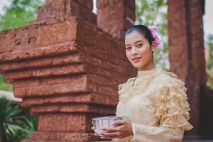 Portrait schöne Frau beim Songkran-Festival mit traditioneller thailändischer Tracht foto