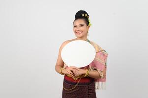 jung schön Frau im thailändisch Lanna Kostüm mit leer Rede Blase Zeichen foto