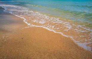 klares meer und blauer himmel am nang ram beach und nang rong beach, sattahip, chonburi, thailand foto