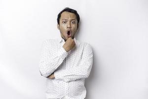 schockiert asiatisch Mann mit seine Mund breit öffnen tragen Weiß Shirt, isoliert durch ein Weiß Hintergrund foto