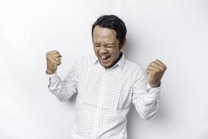 ein jung asiatisch Mann mit ein glücklich erfolgreich Ausdruck tragen Weiß Hemd isoliert durch Weiß Hintergrund foto