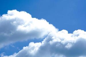 blauer Himmel Hintergrund mit Wolken foto