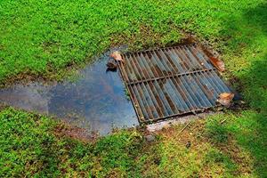 Drainage Flut im das Grün Feld. foto