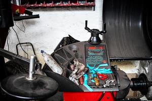 Auto Reparatur Geschäft, Garage, Reifen passend zu. Auto Reparatur Werkzeug. foto