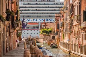 Venedig, Italien - 4. September 2013 - Kreuzfahrtschiff beim Überschreiten nahe Häuser foto