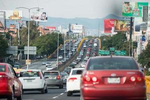 Mexiko Stadt, Mexiko - - Februar, 9 2015 - - Stadt, Dorf Autobahn sind verstopft von der Verkehr foto