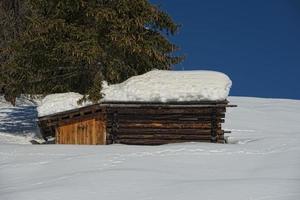 eine Holzhütte im Winterschneehintergrund foto