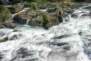 rheinwasserfälle in der schweiz detail foto