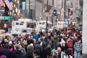 Neu York, USA - - Dezember 11, 2011 - - Stadt Straßen sind überfüllt von Menschen zum Weihnachten foto