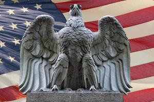 amerikanisch Adler Statue auf Flagge Hintergrund foto