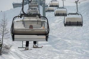 Sessellift für Skifahrer im Winterschnee foto