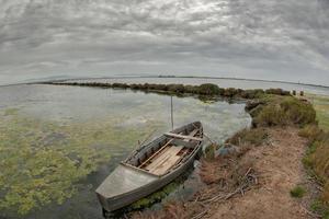 alt Angeln Boot im Sumpf im Sardinien, Italien foto