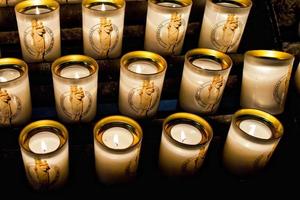 Votiv- Kerzen im Paris Kathedrale foto