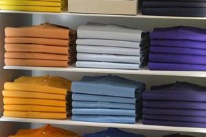 Poloshirt mit kurzen Ärmeln auf dem Ausstellungsstand foto