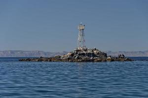 Verlassener Leuchtturm auf der Insel foto