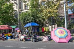 Mexiko Stadt, Mexiko - - Februar, 9 2015 - - Menschen Kauf im Straße Geschäfte foto