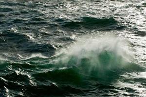 eine nahaufnahme der großen welle im arktischen ozean foto