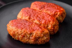 Fleisch Schnitzel oder Fleischklößchen im Tomate Soße mit Knoblauch, Salz, Gewürze und Kräuter foto