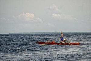 ein Boot auf dem Riff im tropischen Paradies foto