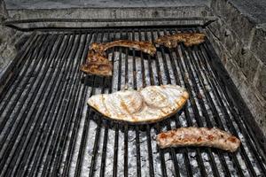 Fisch und Fleisch auf Grill foto