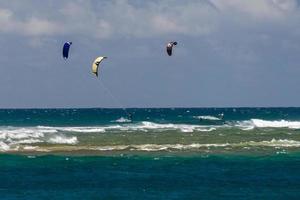 Honolulu, USA - - August, 14 2014 - - Menschen haben Spaß beim Hawaii Strand mit Kitesurfen foto