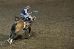 ein Kuh Junge spielen das Rodeo Ansturm foto