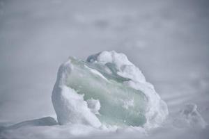 Eis Block auf Berg Schnee Hintergrund foto