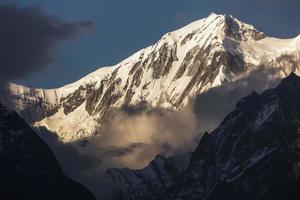 ein Aussicht von das majestätisch annapurna Berge von das Dorf von Chomrong im das Nepal Himalaya. foto