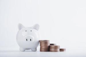 Sparschwein sparen mit Geldstapel Münze weißen Hintergrund. Finanzierungssparkonzept