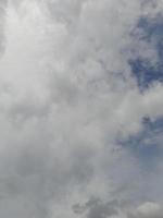 schöne weiße Wolken auf tiefblauem Himmelshintergrund. Große, helle, weiche, flauschige Wolken bedecken den gesamten blauen Himmel. foto