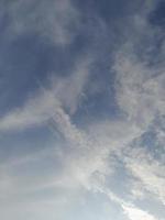 schöne weiße Wolken auf tiefblauem Himmelshintergrund. Große, helle, weiche, flauschige Wolken bedecken den gesamten blauen Himmel. foto