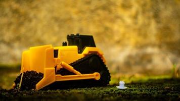 Süd Minahasa, Indonesien Januar 2023, ein Gelb Bulldozer Spielzeug ist Nivellierung das Boden foto