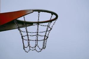 Straßenbasketballkorb in der Stadt Bilbao, Spanien foto