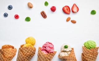 Eis in Tüten mit Früchten und Nüssen foto