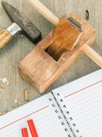 Holzbearbeitungswerkzeuge und Notizbuch foto