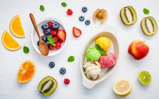 Eis und frisches Obst foto