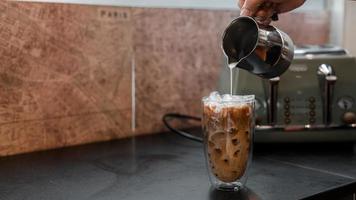 Glas Kaffee mit Milch auf dem Tisch foto