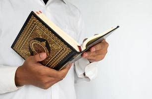 Mann lesen das heilig Koran Buch foto