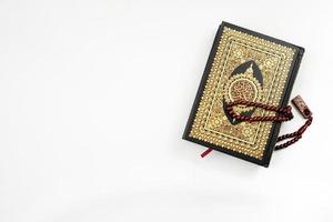 heilig Koran und Rosenkranz isoliert zum Banner foto