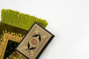heilig Koran Buch im eben legen zum Kopieren Raum foto