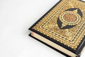 das heilig Koran Buch isoliert zum Kopieren Raum foto