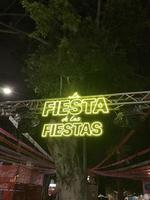 Santa cruz, Teneriffa, Spanien - - 17.02.2023. Neon- Zeichen von Karneval Parade foto