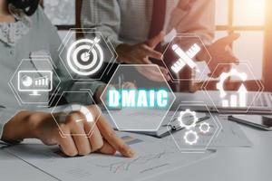 dmaic ist ein Akronym zum definieren, messen, analysieren, verbessern und Steuerung Konzept, Geschäft Mannschaft Analysieren finanziell Daten auf Büro Schreibtisch mit dmaic Symbol auf virtuell Bildschirm. foto