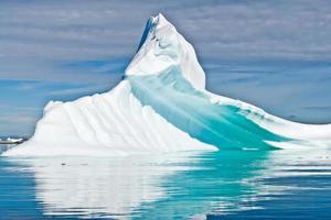 spitzenförmiger Eisberg in der Antarktis foto