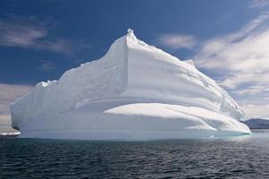 geformter Eisberg in der Antarktis foto