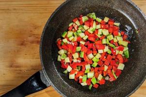 Rohe Zutaten. bereit zum Kochen. rezept für hähncheneintopf, europäische küche, gekocht mit einer garnierung aus pilzen, kleinen zwiebeln und anderem. foto