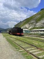 Jahrgang Dampf Lokomotive fährt Weg von das Bahnhof, Hafen Baikal, Russland foto