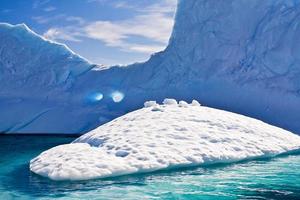 geformter Eisberg in der Antarktis foto